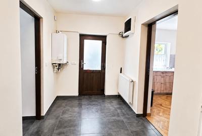 Casă individuală cu 9 camere cu Canalizare în Noua - 9