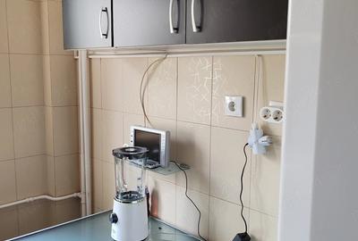 Apartament cu 3 camere decomandat în Tei