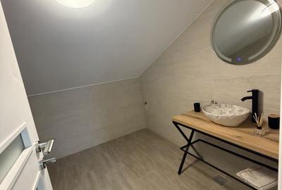 Casă cu 4 camere în Săbăreni