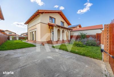 Casă cu 4 camere în Cristian