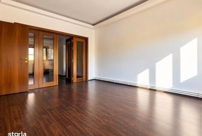 Apartament cu 3 camere în Romană