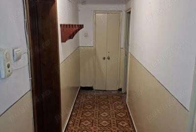 Apartament cu 3 camere semidecomandat în Cet