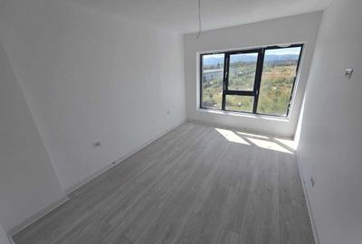 Apartament cu 3 camere decomandat în Exterior Vest