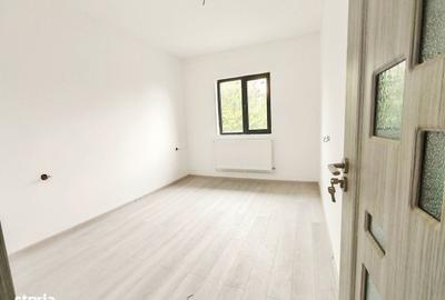 Casă cu 4 camere în Lumina