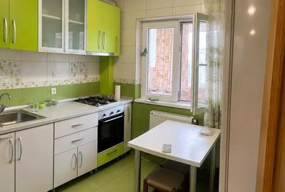 Apartament cu 3 camere decomandat, mobilat în Apusului