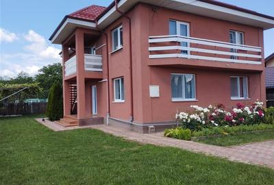 Casă individuală cu 9 camere cu Canalizare în 9 Mai - 2