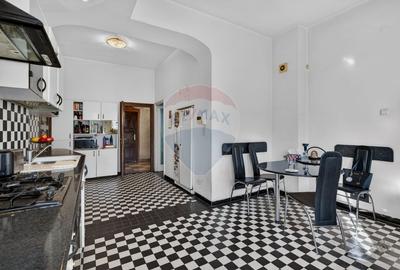 Apartament cu 10 camere decomandat, mobilat în Capitale - 42