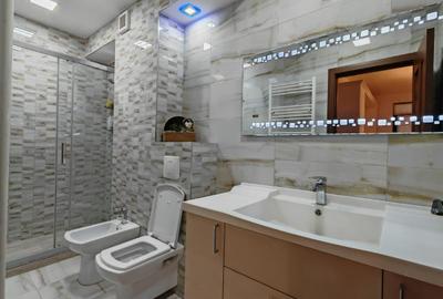 Apartament cu 3 camere semidecomandat în Tractorul