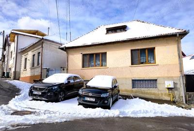 Apartament cu 3 camere decomandat în Schei