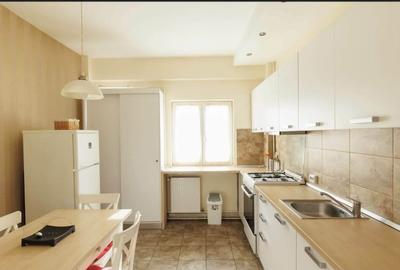 Apartament cu 3 camere semidecomandat în P-ța Unirii