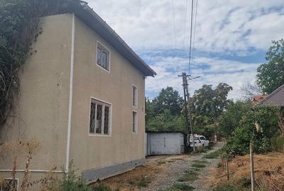 Casă cu 4 camere cu Teren 2755 Mp în Central