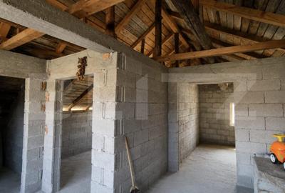 Casă cu 5 camere cu Teren 485 Mp în Brestei