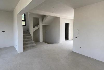Casă cu 7 camere cu Teren 450 Mp în Dezmir