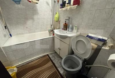 Apartament cu 3 camere semidecomandat în Splai Bahlui