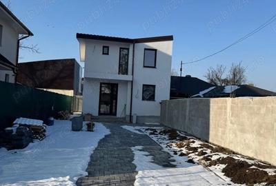 Casă cu 4 camere în Străulești