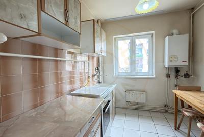 Apartament cu 2 camere semidecomandat, mobilat în Carei