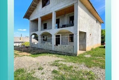Casă cu 5 camere cu Teren 400 Mp în Banca Națională