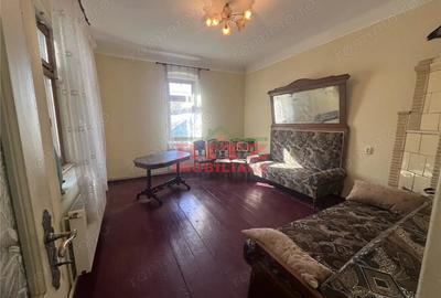 Casă cu 3 camere cu Teren 1623 Mp în Central - 1