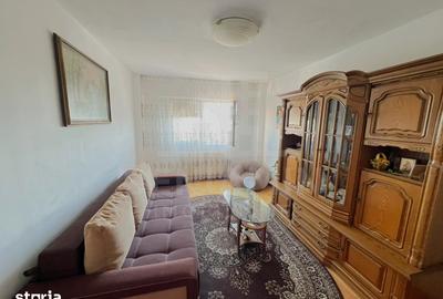 Apartament cu 3 camere decomandat în Astra