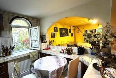 Apartament cu 3 camere decomandat în Vlădeasa - 2