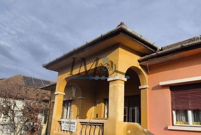 Casă cu 3 camere cu Canalizare în Central