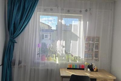 Apartament cu 3 camere semidecomandat în Ostroveni - 1