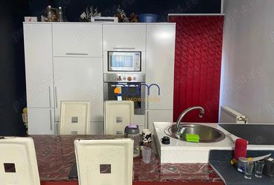 Apartament cu 3 camere semidecomandat în Central