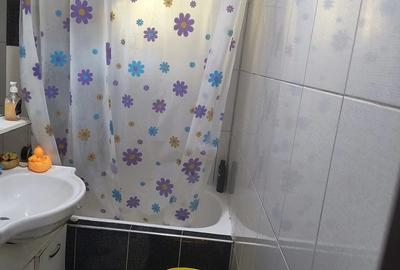 Apartament cu 3 camere semidecomandat în Micro 5