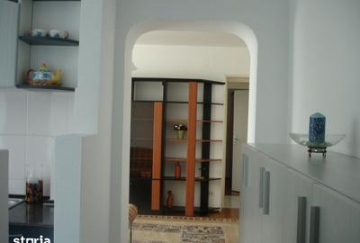 Apartament cu 3 camere semidecomandat în Giulești