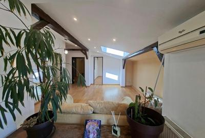 Apartament cu 3 camere semidecomandat în Străulești