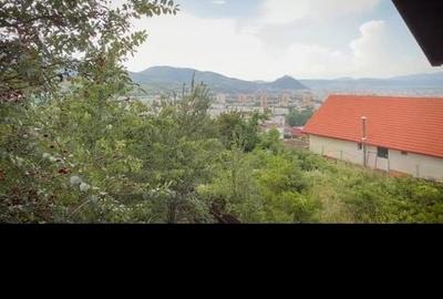 Casă cu 4 camere în Exterior Vest