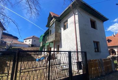 Casă individuală cu 5 camere cu Teren 1000 Mp în Central