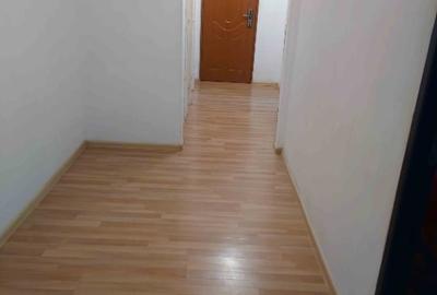 Apartament cu 3 camere decomandat, mobilat în Mircea cel Bătrân