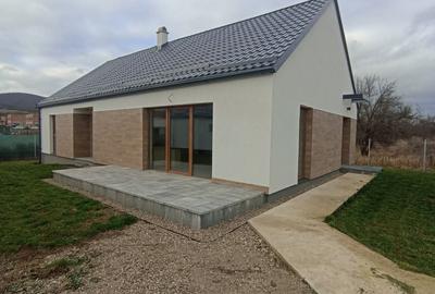 Casă individuală cu 3 camere cu Teren 440 Mp în Periferie