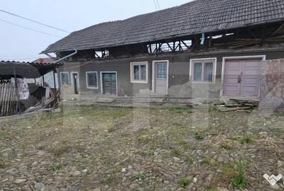 Casă cu 2 camere cu Teren 1200 Mp în Central