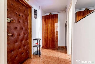 Apartament cu 3 camere semidecomandat în Central