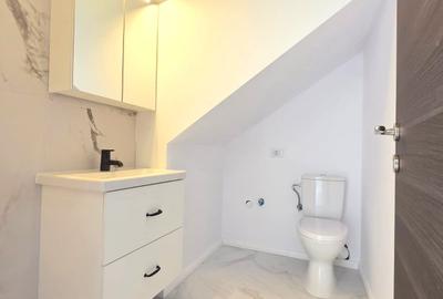 Apartament cu 3 camere semidecomandat în 1 Decembrie