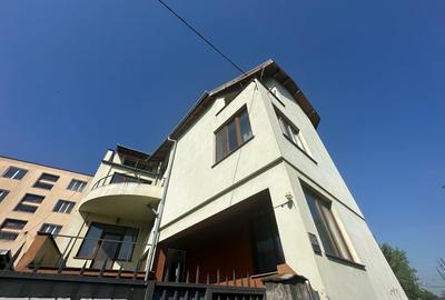 Casă cu 8 camere cu Teren 179 Mp în Craiter