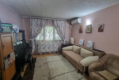 Apartament cu 4 camere decomandat în Nicolina