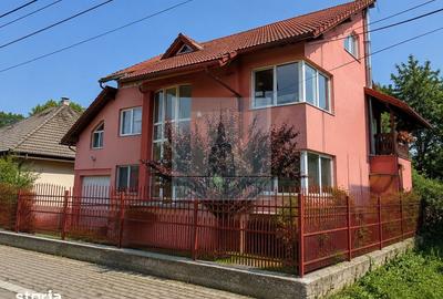 Casă individuală cu 6 camere cu Canalizare în Cristian
