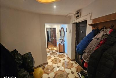 Apartament cu 3 camere semidecomandat, mobilat în Central