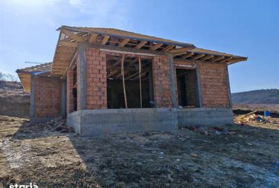 Casă cu 4 camere cu Teren 350 Mp în Livezeni