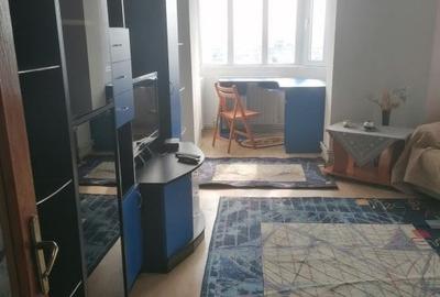 Apartament cu 3 camere decomandat în Far