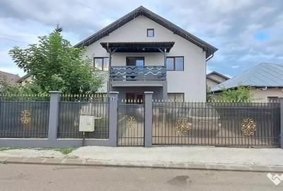 Casă cu 8 camere cu Teren 300 Mp în Lunca Cetățuii