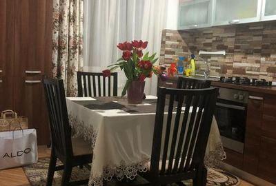 Apartament cu 3 camere semidecomandat în Podul de Piatră