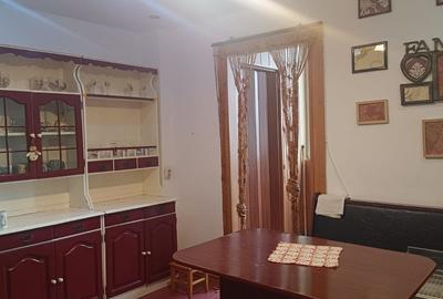 Apartament cu 2 camere decomandat în Petros