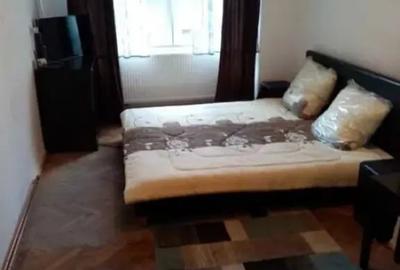 Apartament cu 3 camere semidecomandat în Victoriei