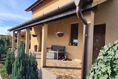 Casă cu 5 camere cu Teren 610 Mp în Central - 1