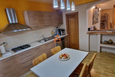Casă individuală cu 5 camere cu Canalizare în Bucium