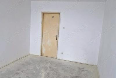 Apartament cu 3 camere semidecomandat în Eroii Revoluției
